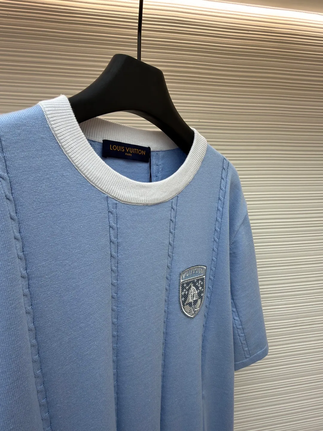 LOUIS VUITTON collar badge embroidered knitted T-shirt ●Original version: purchased and developed by 14384 ●Item number: 1681305-A65 ●Material: knitted cotton fabric ●Technology: three-dimensional cable knitting ●Color: blue ●Version: fitted version ●Weight: about 325 grams ●Size: XS-S-M-L ●Description: Contrast color rib collar technology: The neckline is made of white rib fabric and the main body is light blue knitted fabric. The rib structure has good elasticity and shaping, which not only improves the durability of the collar, but also forms a visual contrasting color layer. Three-dimensional cable knitting technology: The cable knitting pattern distributed longitudinally on the body uses special knitting stitches to give the fabric a three-dimensional texture, adding to the texture and design details of the item. Embroidery badge technology: The brand badge on the chest uses precision embroidery technology to clearly present the pattern details. The embroidery stitches are firm and shiny, highlighting the exquisiteness of the brand logo. Knitted silhouette tailoring process: The overall use of loose knitted silhouette tailoring, combined with the drape of knitted fabrics, ensures comfortable wearing while creating a casual yet high-end version. The overall wiring is straight and delicate, the fabric is comfortable and soft, and the color is consistent without color difference. It can be matched with the same style to create a fashionable look and control various occasions. Customized accessories, complete with three standards, same style for men and women!